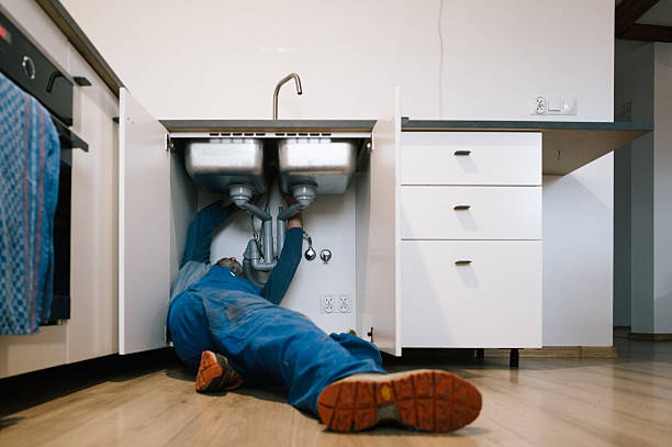 Professional Emergency Plumber technician working in Thorndale, TX